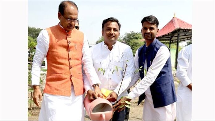 Along with CM Shri Chouhan public representatives plant saplings
