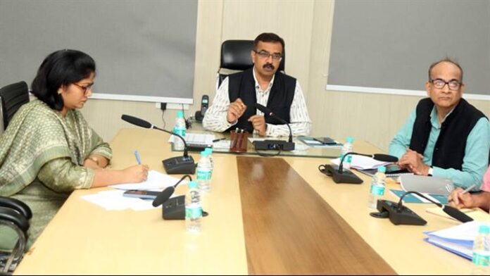 CEO Shri Rajan instructs Collectors and District Election Officers through video conference regarding preparations being made in the districts for voting on 17 November