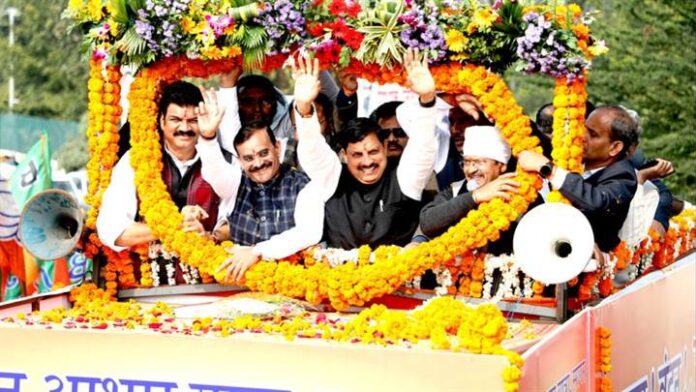 Grand welcome to Chief Minister Dr. Yadav in Bundeli tradition at various places during Jan Aabhar Yatra
