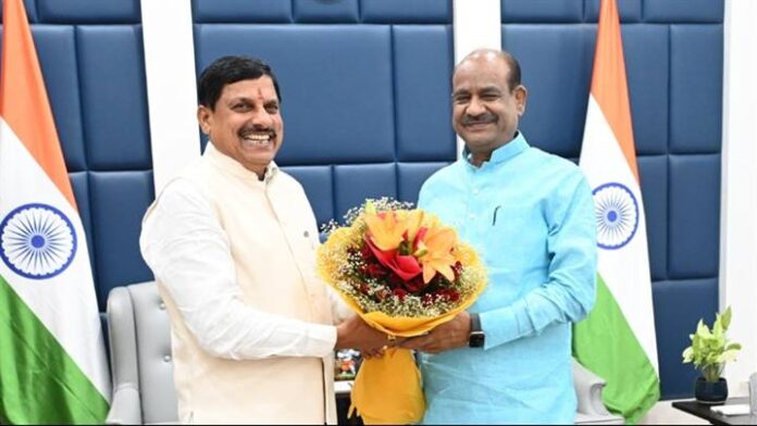 CM Dr. Yadav greets outgoing Speaker, Defense Minister
